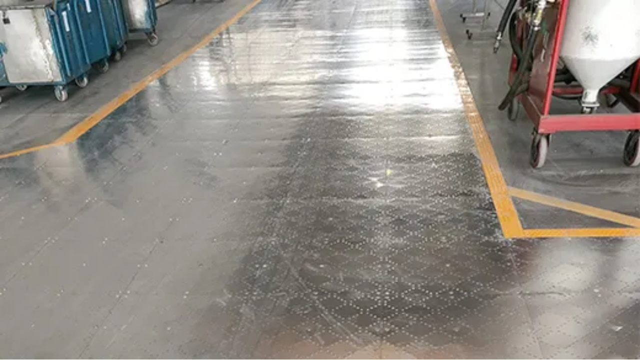 How Industrial Steel Flooring Improves Transportation Efficiency